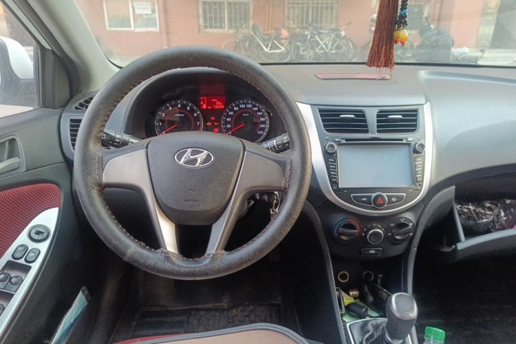 Used Hyundai Verna Ray 2014 1.4L Manual GLX Center Console