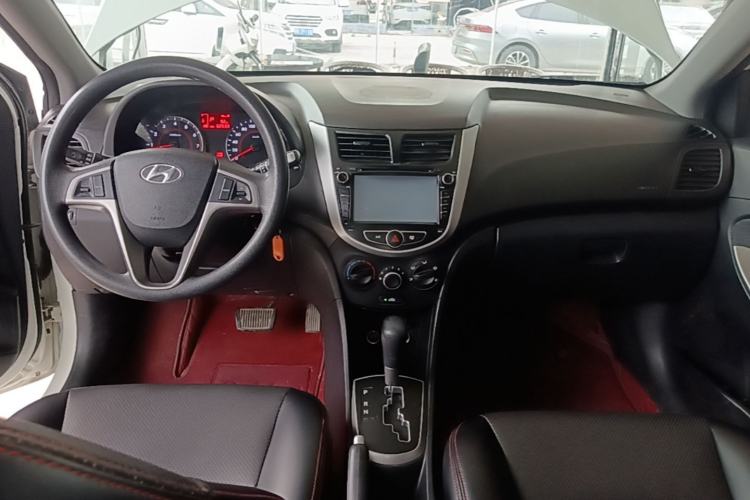 Used Hyundai Verna Ray 2014 1.4L Automatic GLX Center Console