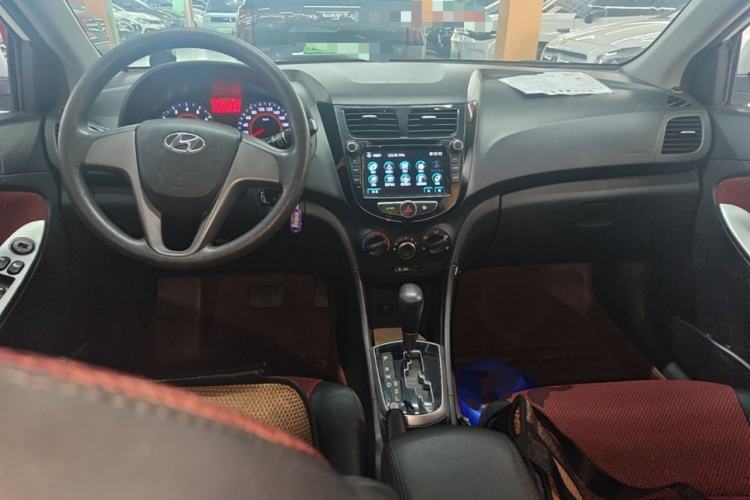 Used Hyundai Verna Ray 2014 1.4L Automatic GLX Center Console