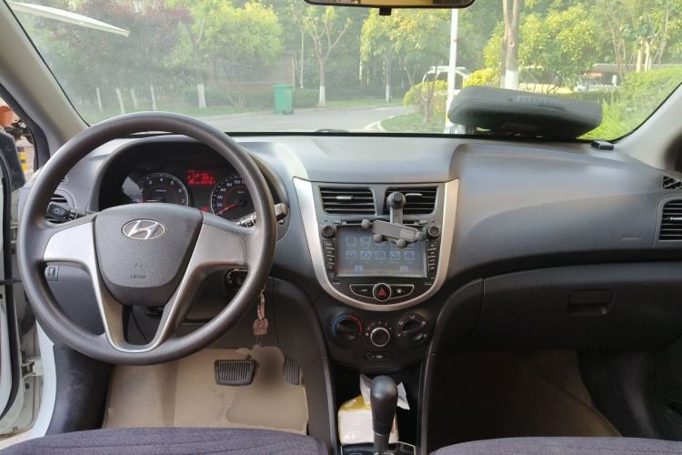 Used Hyundai Verna Ray 2014 1.4L Automatic GLX Center Console