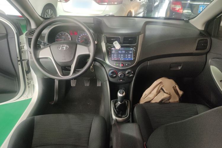 Used Hyundai Verna Ray 2014 1.4L Manual GLX Center Console