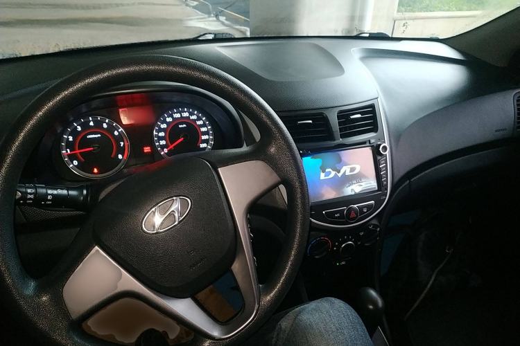 Used Hyundai Verna Ray 2014 1.4L Automatic GLX Center Console