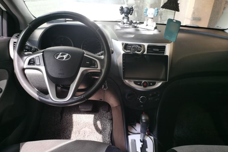 Used Hyundai Verna Ray 2014 1.4L Automatic GLX Center Console