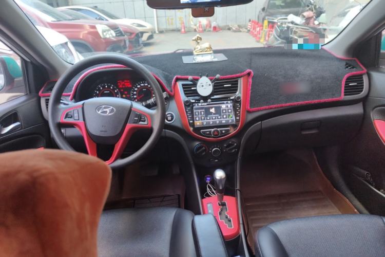 Used Hyundai Verna Ray 2014 1.6L Automatic TOP Center Console