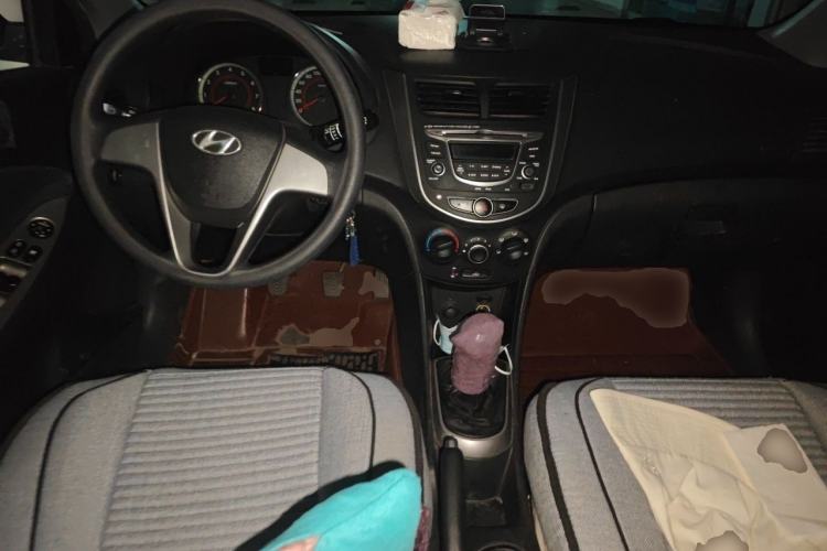 Used Hyundai Verna Ray 2014 1.4L Manual GLX Center Console