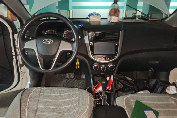 Used Hyundai Verna Ray 2014 1.4L Automatic GLX Center Console