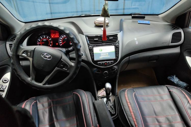 Used Hyundai Verna Ray 2014 1.6L Automatic TOP Center Console