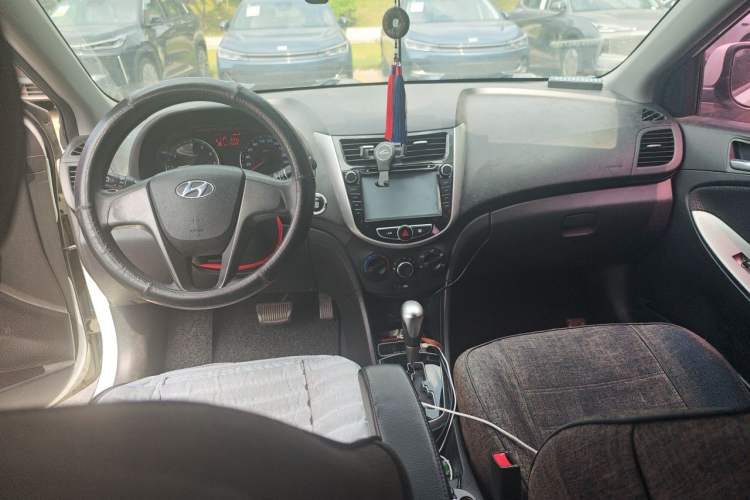 Used Hyundai Verna Ray 2014 1.4L Automatic TOP Center Console
