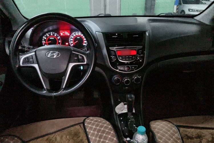 Used Hyundai Verna Ray 2014 1.4L Automatic GLX Center Console