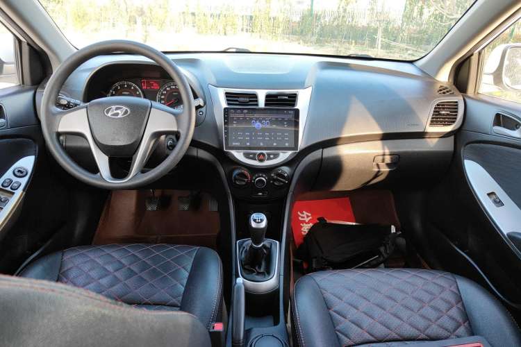 Used Hyundai Verna Ray 2014 1.4L Manual GLX Center Console