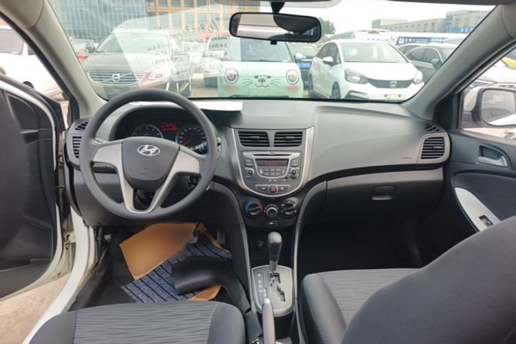 Used Hyundai Verna Ray 2014 1.4L Automatic GLX Center Console