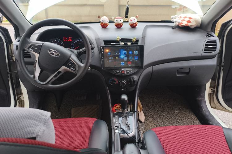 Used Hyundai Verna Ray 2014 1.4L Automatic GLX Center Console