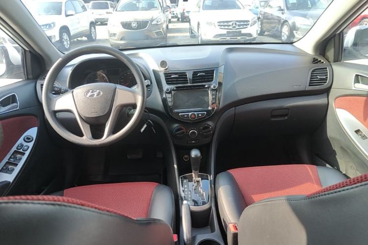 Used Hyundai Verna Ray 2014 1.4L Automatic GLX Center Console
