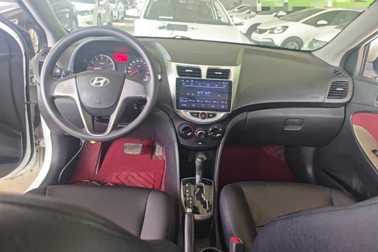 Used Hyundai Verna Ray 2014 1.4L Automatic GLX Center Console
