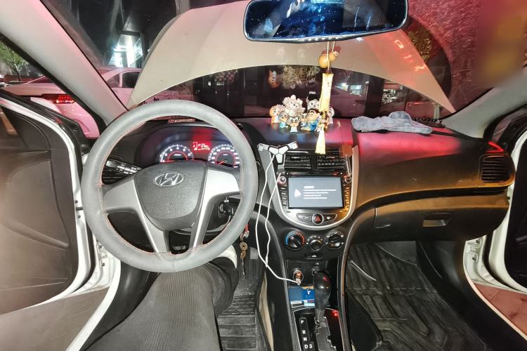 Used Hyundai Verna Ray 2014 1.4L Automatic GLX Center Console