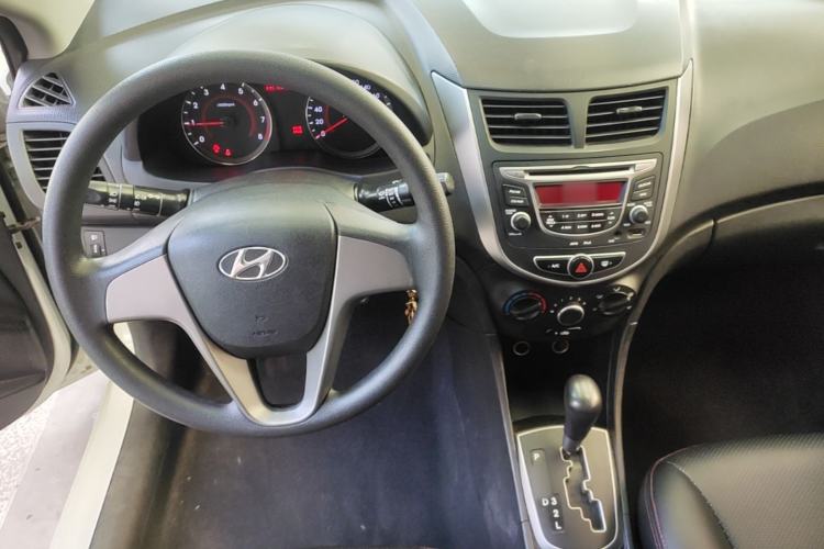 Used Hyundai Verna Ray 2014 1.4L Automatic GLX Center Console
