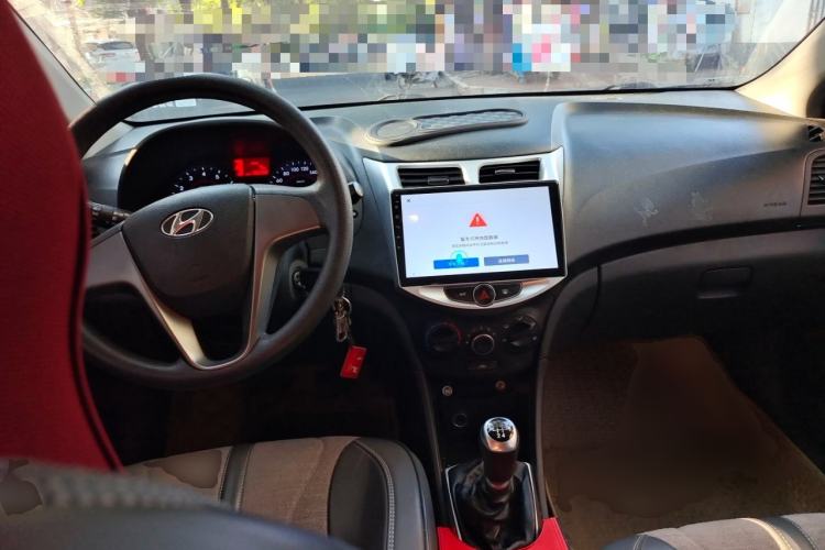 Used Hyundai Verna Ray 2014 1.4L Manual GLX Center Console