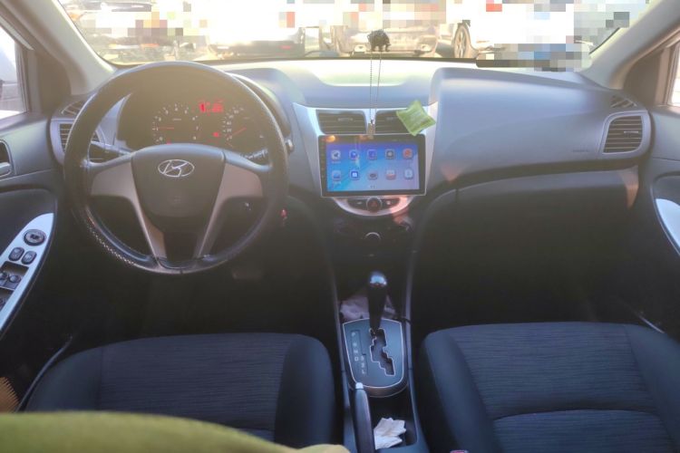 Used Hyundai Verna Ray 2014 1.4L Automatic GLX Center Console
