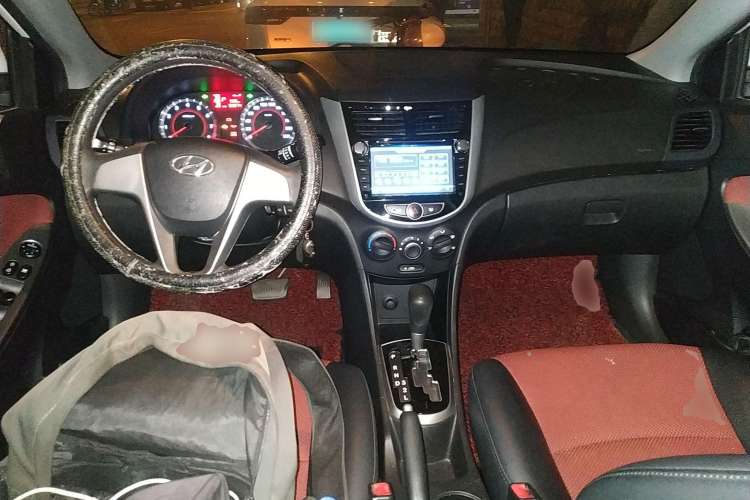 Used Hyundai Verna Ray 2014 1.4L Automatic GLX Center Console