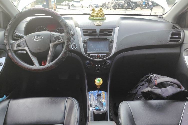 Used Hyundai Verna Ray 2014 1.6L Automatic TOP Center Console