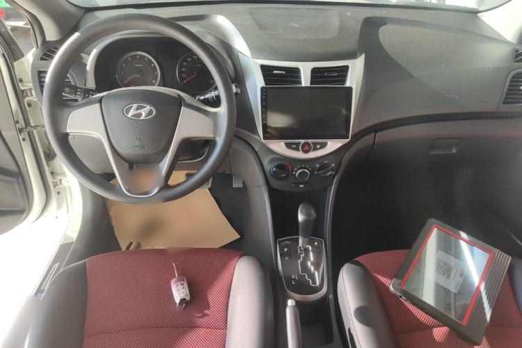 Used Hyundai Verna Ray 2014 1.4L Automatic GLX Center Console