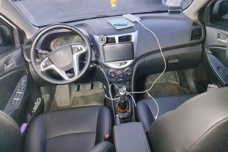 Used Hyundai Verna Ray 2014 1.4L Manual GLX Center Console