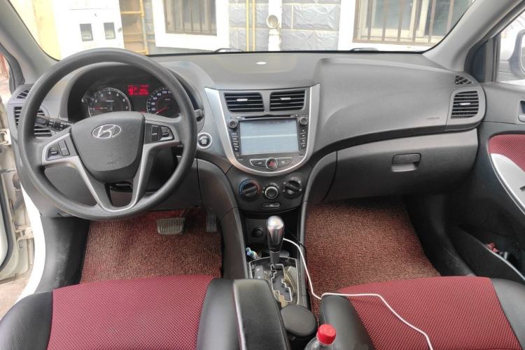 Used Hyundai Verna Ray 2014 1.6L Automatic TOP Center Console