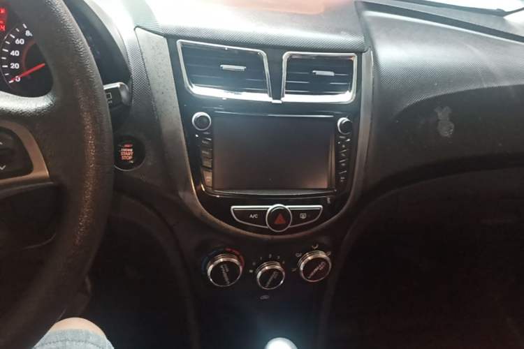 Used Hyundai Verna Ray 2014 1.6L Automatic TOP Center Console