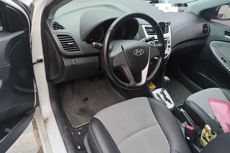 Used Hyundai Verna Ray 2014 1.4L Automatic GLX Center Console
