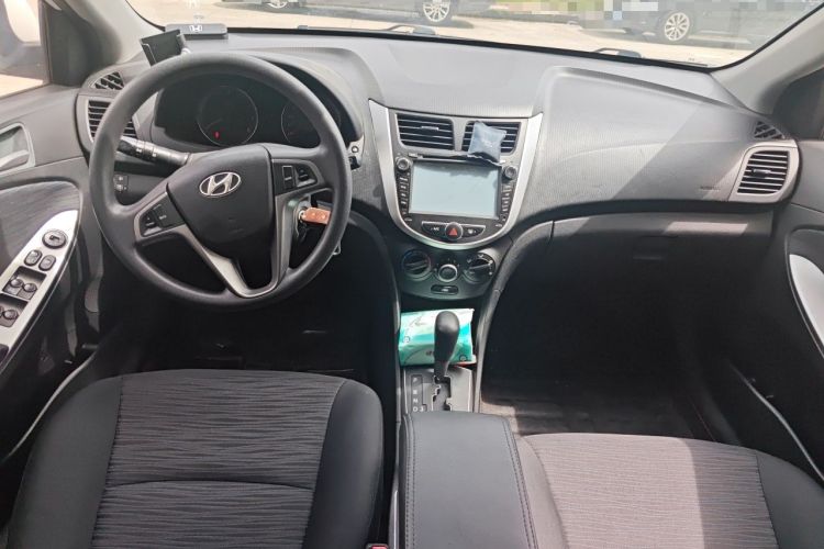 Used Hyundai Verna Ray 2014 1.4L Automatic GLX Center Console