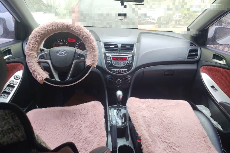 Used Hyundai Verna Ray 2014 1.6L Automatic TOP Center Console
