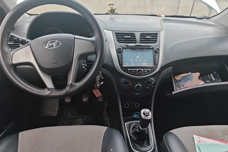 Used Hyundai Verna Ray 2014 1.4L Manual GLX Center Console