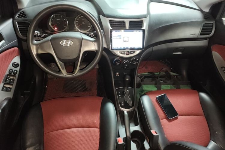 Used Hyundai Verna Ray 2014 1.4L Automatic GLX Center Console
