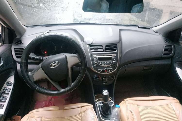 Used Hyundai Verna Ray 2014 1.4L Manual GLX Center Console