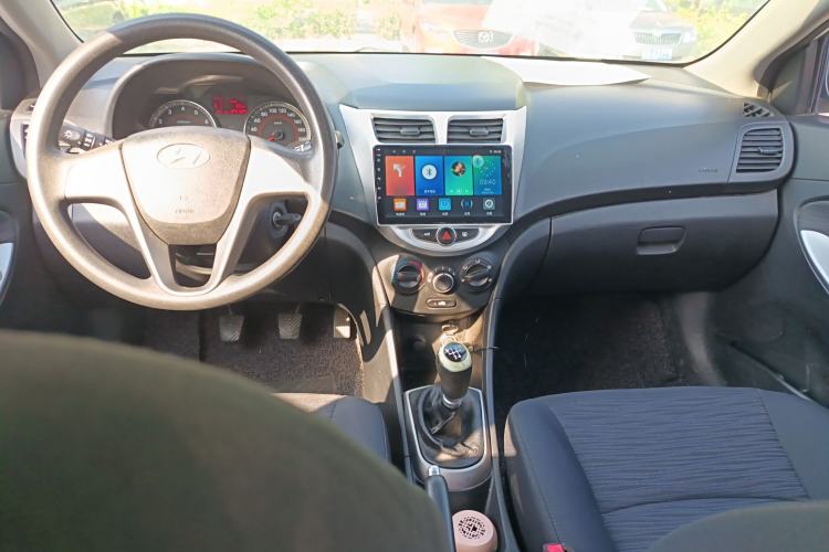 Used Hyundai Verna Ray 2014 1.4L Manual GLX Center Console
