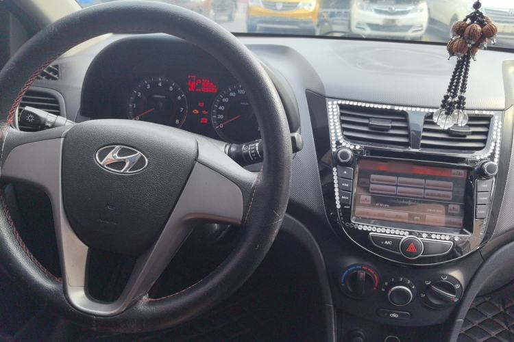 Used Hyundai Verna Ray 2014 1.4L Automatic GLX Center Console