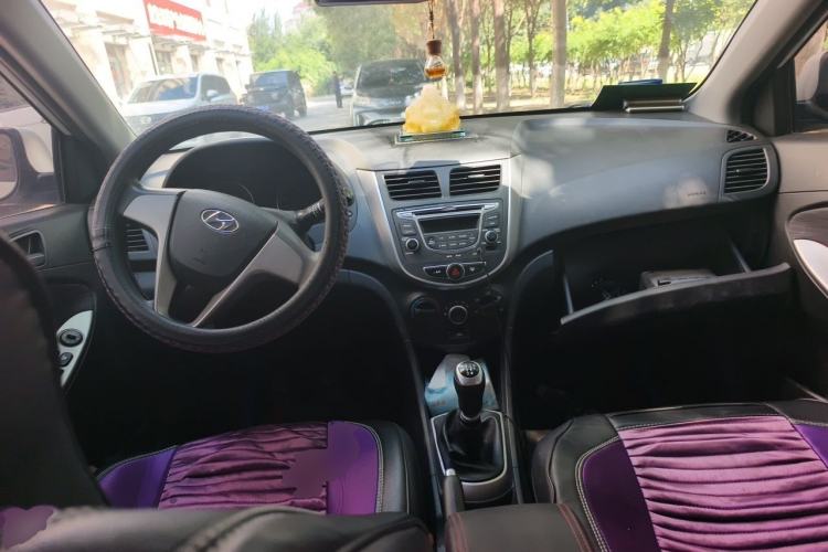 Used Hyundai Verna Ray 2014 1.4L Manual GLX Center Console