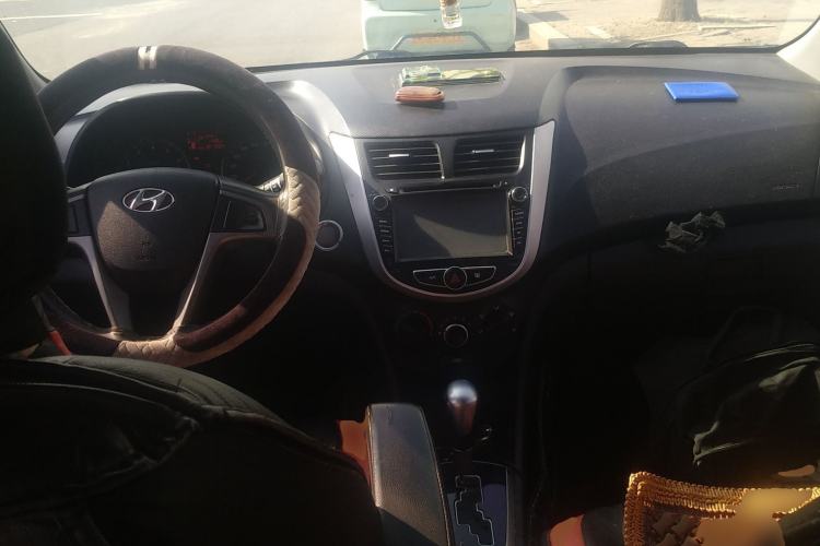 Used Hyundai Verna Ray 2014 1.6L Automatic TOP Center Console