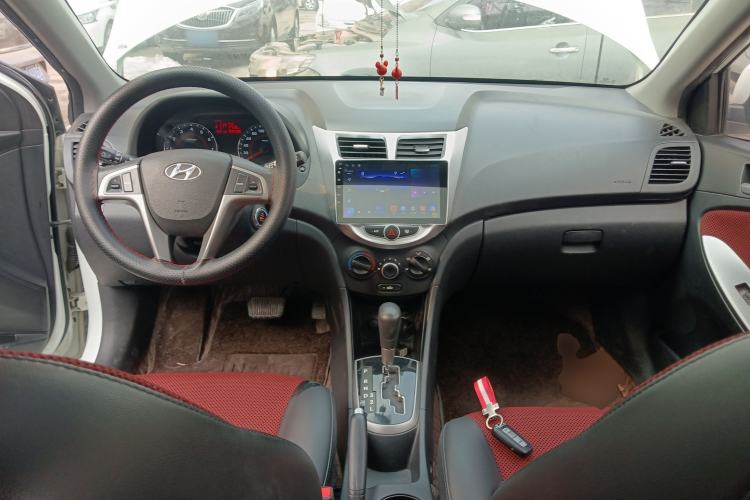 Used Hyundai Verna Ray 2014 1.4L Automatic GLX Center Console