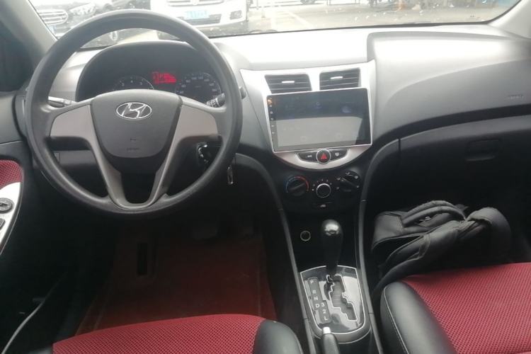 Used Hyundai Verna Ray 2014 1.4L Automatic GLX Center Console