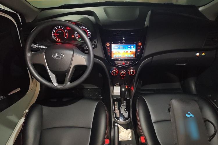 Used Hyundai Verna Ray 2014 1.4L Automatic GLX Center Console