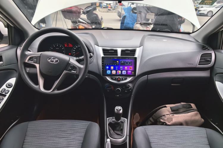 Used Hyundai Verna Ray 2014 1.4L Manual GLX Center Console