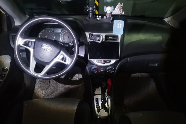 Used Hyundai Verna Ray 2014 1.4L Automatic GLX Center Console