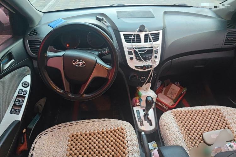 Used Hyundai Verna Ray 2014 1.4L Automatic GLX Center Console