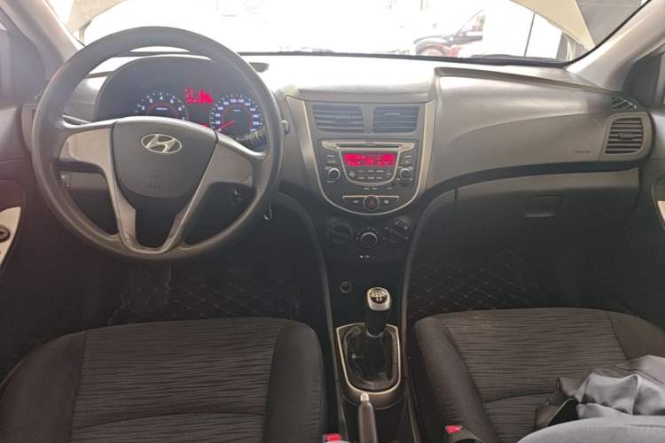 Used Hyundai Verna Ray 2014 1.4L Manual GLX Center Console