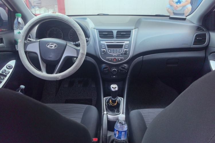 Used Hyundai Verna Ray 2014 1.4L Manual GLX Center Console