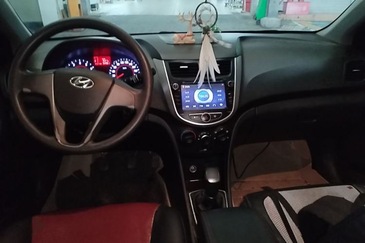 Used Hyundai Verna Ray 2014 1.4L Manual GLX Center Console