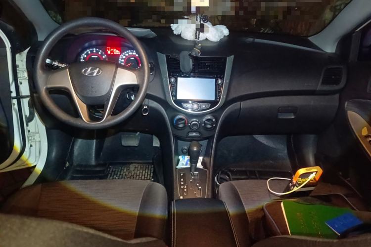 Used Hyundai Verna Ray 2014 1.4L Automatic GLX Center Console