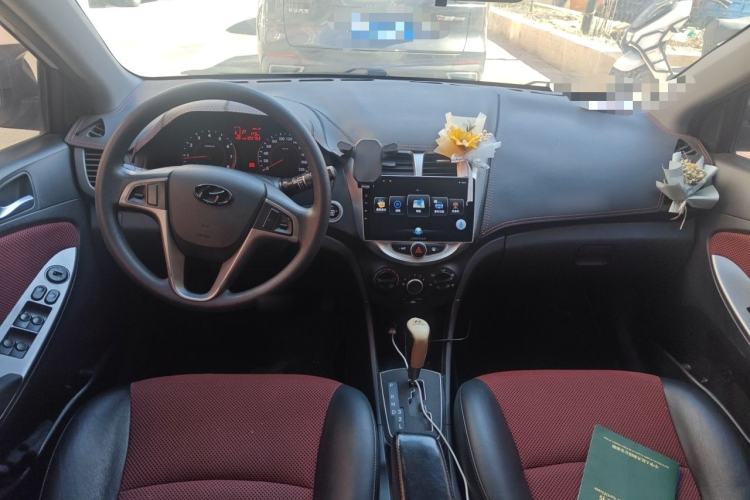 Used Hyundai Verna Ray 2014 1.6L Automatic TOP Center Console