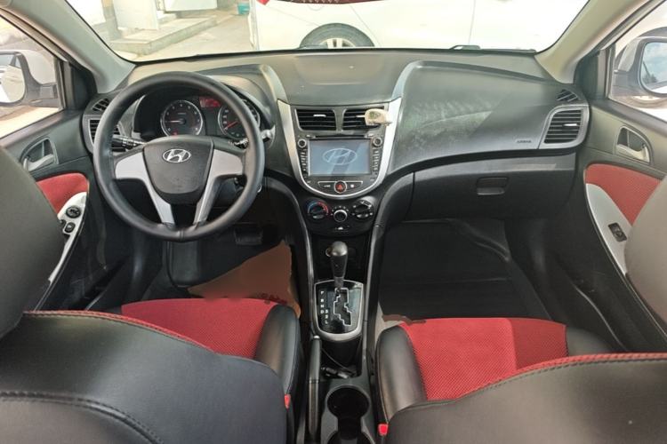 Used Hyundai Verna Ray 2014 1.4L Automatic GLX Center Console
